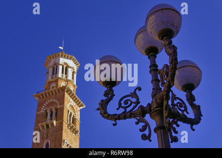 Der mittelalterliche Torre dei Lamberti ist ein 84 m hoher Turm in Verona, Norditalien, der zwei Glocken Marangona und Rengo beherbergt. Stockfoto