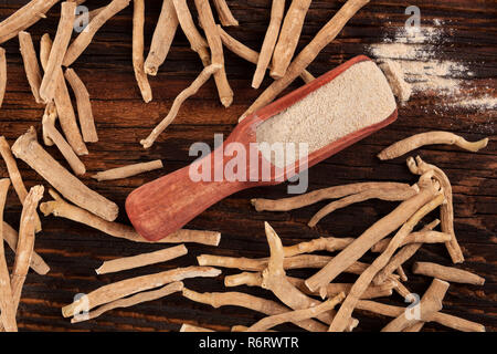 Ashwagandha Wurzeln und Pulver in Löffel. Stockfoto