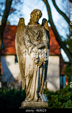Verwitterte Statue eines Engels auf dem deutschen Friedhof in Berlin Hermsdorf Stockfoto