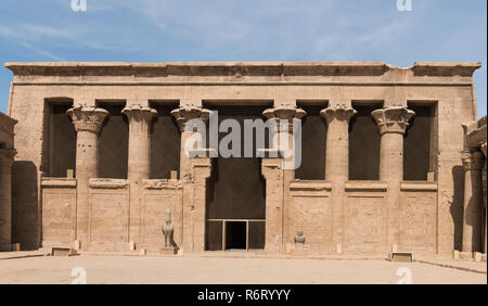 Hieroglypic Schnitzereien an Wand und Säulen am Eingang zum alten ägyptischen Tempel des Horus von Edfu Stockfoto