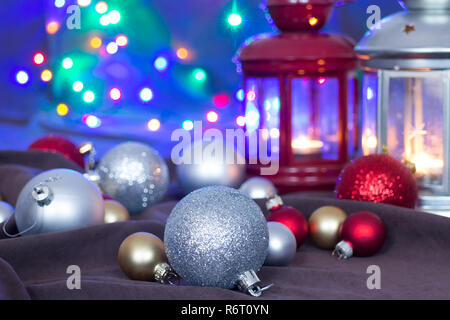 Weihnachten Kugeln und Laternen auf braunem Hintergrund und Lichterketten Stockfoto