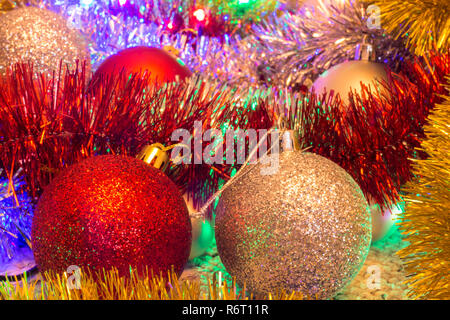 Glitzernde Weihnachten Kugeln und bunten Filterstreifen mit Lichterketten Stockfoto