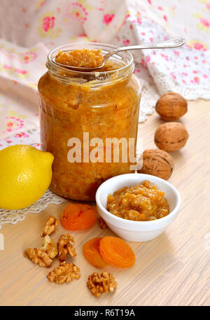 Hausgemachte vitamin Jam mit Honig, Nüsse, getrocknete Aprikosen und eine Zitrone. Stockfoto