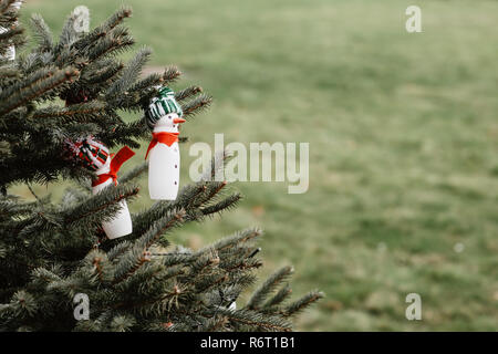 Handgefertigte Dekorationen am Weihnachtsbaum. Diy Ideen. Umwelt Konzept, kopieren Raum Stockfoto