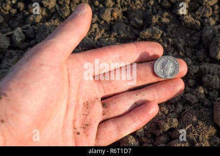 Hand, die Römischen Denar (Römische Silbermünze) Stockfoto