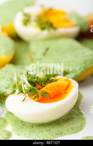 Grüne Soße mit Eiern und Kartoffeln Stockfoto