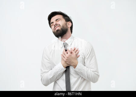 Junger Mann, Herzinfarkt, auf weißem Hintergrund Stockfoto