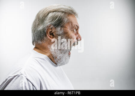 Die älteren emotionalen wütenden Mann schreiend auf weißem Studiohintergrund Stockfoto