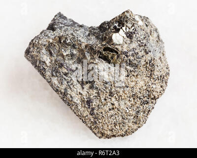 Grobe peridotite Stein mit phlogopit auf Weiß Stockfoto