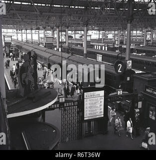 1950, historische, Rail Pendler an der Bahnhof Waterloo, London, England, Großbritannien anreisen. Stockfoto