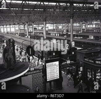 1950, historische, Pendler am Waterloo Bahnhof ankommen, Lambeth, London, England, UK. Stockfoto