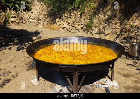 Paella wird bei einem Dorffest im Almanzora-Tal, Provinz Almeria, Andalucía, Spanien, in offenem Feuer gekocht Stockfoto