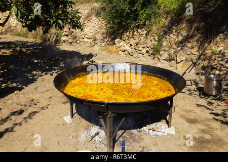 Paella wird bei einem Dorffest im Almanzora-Tal, Provinz Almeria, Andalucía, Spanien, in offenem Feuer gekocht Stockfoto