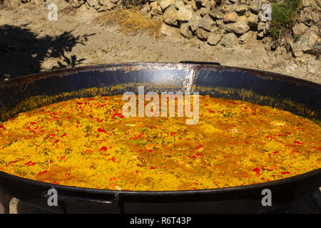 Paella wird bei einem Dorffest im Almanzora-Tal, Provinz Almeria, Andalucía, Spanien, in offenem Feuer gekocht Stockfoto