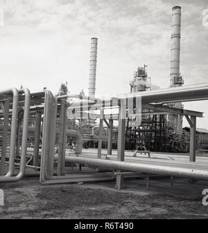 1960, historische, Außenansicht von der Vielzahl der Pipeline in einer Ölraffinerie, Saudi-Arabien. Stockfoto