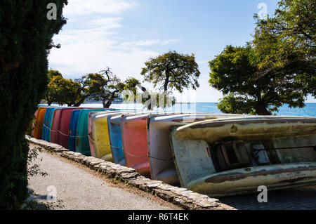 Das Ende der Sommersaison; bunte Tretboote/Pedalos, am Strand in Mazedonien gespeichert. Stockfoto