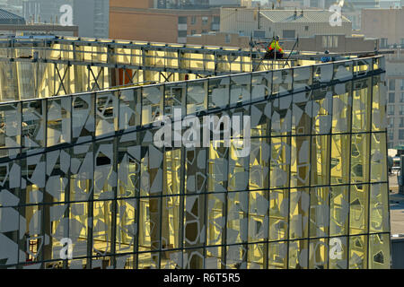 Downtown Toronto - ein neues Gebäude auf der Yonge Street aus dem Eaton Chelsea Hotel (20. Stock), Toronto, Ontario, Kanada Stockfoto