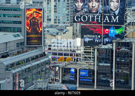 Downtown Toronto - der Yonge Street Gebäude Details aus der Eaton Chelsea Hotel (20. Stock), Toronto, Ontario, Kanada Stockfoto