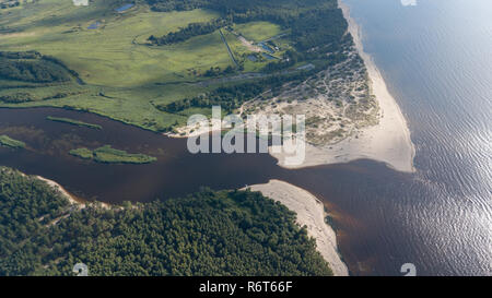 Gauja Lettland Ablassen in die Ostsee Antenne drone Ansicht von oben Stockfoto