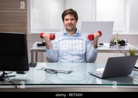 Unternehmer tun Übung mit Hantel Stockfoto