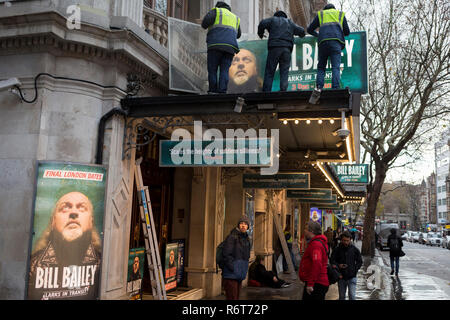 Theater Werbetafeln für die West End Produktion von Komiker Bill Bailey Weihnachten Performances, 'Lerchen in Transit" außerhalb Wyndham's Theatre, am 3. Dezember 2018 in London, UK montiert sind Stockfoto