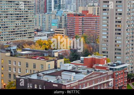 Downtown Toronto - nach Nordosten in Richtung Bloor Street aus dem Eaton Chelsea Hotel (20. Stock), Toronto, Ontario, Kanada Stockfoto