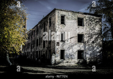 Tote Stadt in Russland verlassenes Haus Hof Stockfoto