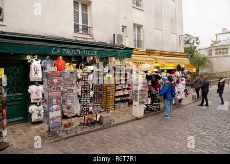 Touristische Shop auf der rue Norvins im 18. arrondissement von Paris, Frankreich Stockfoto