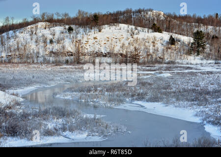 Winter Fluss mit Open Water, Whitefish Falls, Ontario, Kanada Stockfoto