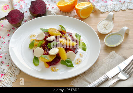 Salat mit Zuckerrüben, Orangen und Mozzarella Stockfoto