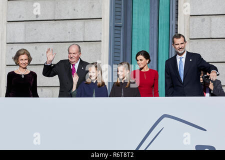 Der ehemalige König Juan Carlos I von Spanien, ehemalige Königin Sofia, König Philipp VI., Königin Letizia, Prinzessin Leonor und Prinzessin Sofia sind während der 40. Jahrestag der spanischen Verfassung am Congreso de los Diputados in Madrid gesehen. Stockfoto