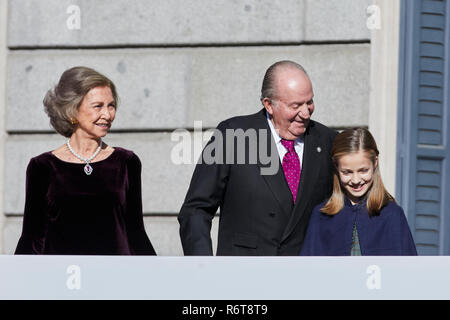 Der ehemalige König Juan Carlos I von Spanien, ehemalige Königin Sofia und Prinzessin Leonor werden während der 40. Jahrestag der spanischen Verfassung am Congreso de los Diputados in Madrid gesehen. Stockfoto