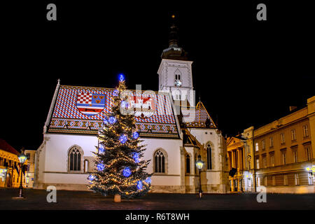 Advent in Zagreb - Weihnachtsbaum vor St. Mark's Church - Weihnachten und Silvester in Zagreb, Kroatien. Stockfoto
