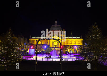 Advent in Zagreb - Ice Park auf König Tomislav Platz, Nacht Ausblick auf die Zeit des Advent - Weihnachten und Silvester in Zagreb, Kroatien. Stockfoto
