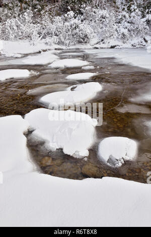 Eisformationen auf der Kagawong Fluss unten Bridal Veil Falls, Kagawong, Manitoulin Island, Ontario, Kanada Stockfoto