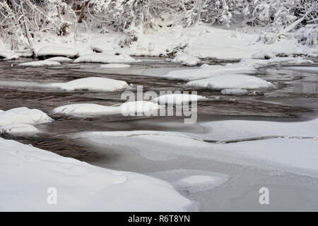 Eisformationen auf der Kagawong Fluss unten Bridal Veil Falls, Kagawong, Manitoulin Island, Ontario, Kanada Stockfoto