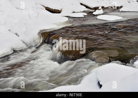 Eisformationen auf der Kagawong Fluss unten Bridal Veil Falls, Kagawong, Manitoulin Island, Ontario, Kanada Stockfoto