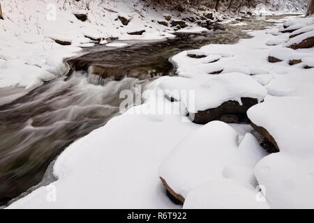 Eisformationen auf der Kagawong Fluss unten Bridal Veil Falls, Kagawong, Manitoulin Island, Ontario, Kanada Stockfoto