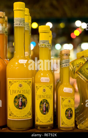 Vertikale schließen sich aus verschiedenen Limoncello Flaschen in einem Shop. Stockfoto