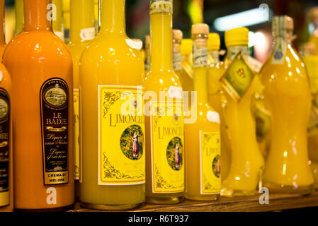 Horizontale schließen sich aus verschiedenen Limoncello Flaschen in einem Shop. Stockfoto