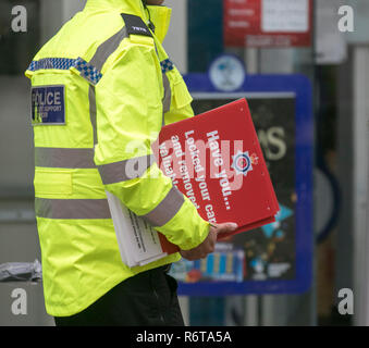 Polizeidiebstahl durch nicht gesperrte Autowarnungen in Preston, Lancashire. Dez 2018. Wetter in Großbritannien: Die Polizei warnt die Käufer in Fishergate vor einem feuchten Start in den Tag. Stockfoto