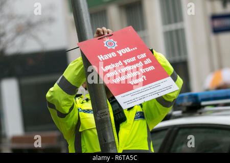 Polizeidiebstahl durch nicht gesperrte Autowarnungen in Preston, Lancashire. Dez 2018. Wetter in Großbritannien: Die Polizei warnt die Käufer in Fishergate vor einem feuchten Start in den Tag. Stockfoto