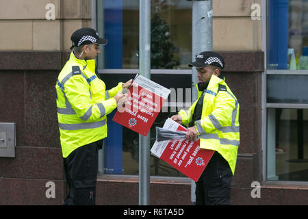 Polizeidiebstahl durch nicht gesperrte Autowarnungen in Preston, Lancashire. Dez 2018. Wetter in Großbritannien: Die Polizei warnt die Käufer in Fishergate vor einem feuchten Start in den Tag. Stockfoto