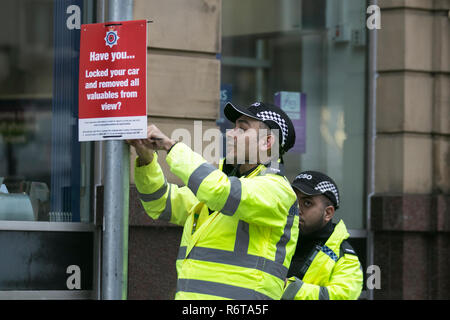 Polizeidiebstahl durch nicht gesperrte Autowarnungen in Preston, Lancashire. Dez 2018. Wetter in Großbritannien: Die Polizei warnt die Käufer in Fishergate vor einem feuchten Start in den Tag. Stockfoto