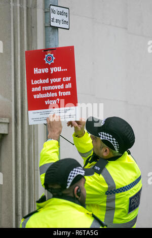 Polizeidiebstahl durch nicht gesperrte Autowarnungen in Preston, Lancashire. Dez 2018. Wetter in Großbritannien: Die Polizei warnt die Käufer in Fishergate vor einem feuchten Start in den Tag. Stockfoto