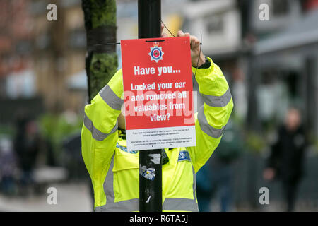 Polizeidiebstahl durch nicht gesperrte Autowarnungen in Preston, Lancashire. Dez 2018. Wetter in Großbritannien: Die Polizei warnt die Käufer in Fishergate vor einem feuchten Start in den Tag. Stockfoto