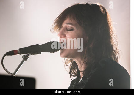 Mailand, Italien. 05 Dez, 2018. Die Btitish-French Sängerin und Schauspielerin Charlotte Gainsbourg führt live auf der Bühne Fabrique. Credit: Rodolfo Sassano/Alamy leben Nachrichten Stockfoto