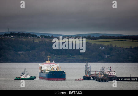 Whitegate, Cork, Irland. 06. Dezember, 2018. Qatari regestered Öltanker Jinan, gesteuert durch den Hafen von Cork Schlepper Alex und DSG Titan Dock mit dem Steg im Whitegate Ölraffinerie in Aghada, Co Cork, Irland. Quelle: David Creedon/Alamy leben Nachrichten Stockfoto