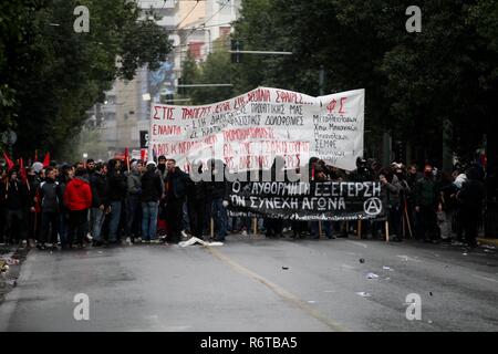 Athen, Griechenland. 6 Dez, 2018. Hunderte Schüler und Studenten durch die Straßen der griechischen Hauptstadt, dem zehnten Jahrestag der tödlichen Polizei die Aufnahme eines Jugendlichen in Athen, dass die schlimmsten Ausschreitungen in Griechenland seit Jahrzehnten gesehen hatte, löste zu markieren. (Bild: © aristidis VafeiadakisZUMA Draht) Credit: ZUMA Press, Inc./Alamy leben Nachrichten Stockfoto