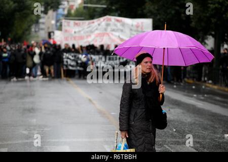 Athen, Griechenland. 6 Dez, 2018. Hunderte Schüler und Studenten durch die Straßen der griechischen Hauptstadt, dem zehnten Jahrestag der tödlichen Polizei die Aufnahme eines Jugendlichen in Athen, dass die schlimmsten Ausschreitungen in Griechenland seit Jahrzehnten gesehen hatte, löste zu markieren. (Bild: © aristidis VafeiadakisZUMA Draht) Credit: ZUMA Press, Inc./Alamy leben Nachrichten Stockfoto